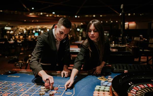 Croupier contando las fichas de póker del tablero 