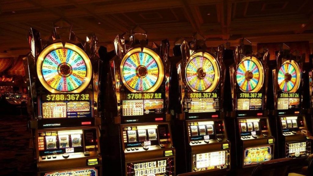 Imagen de un casino tradicional con tragaperras clásicas