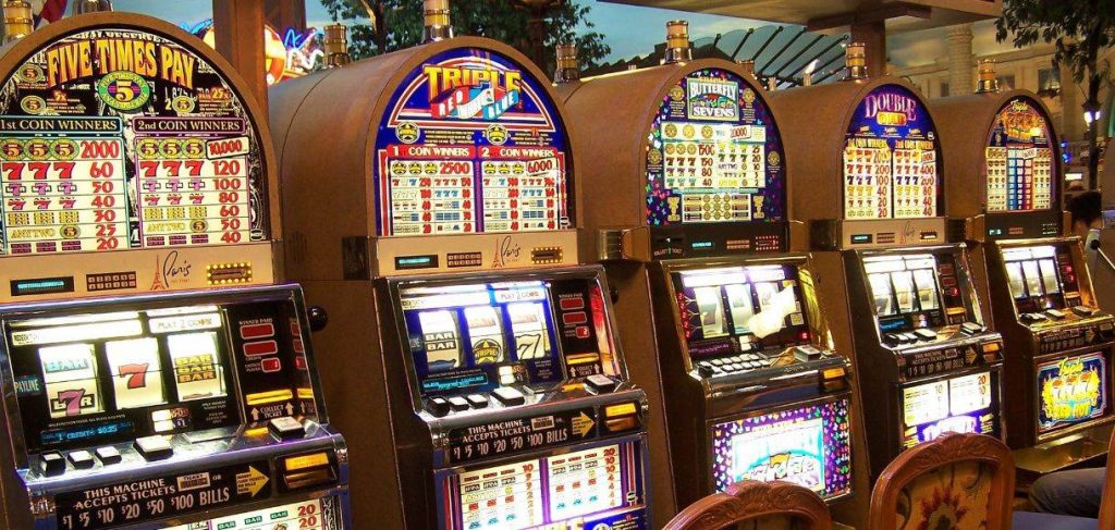 Imagen de tragaperras de 3 rodillos clásicas en un casino 